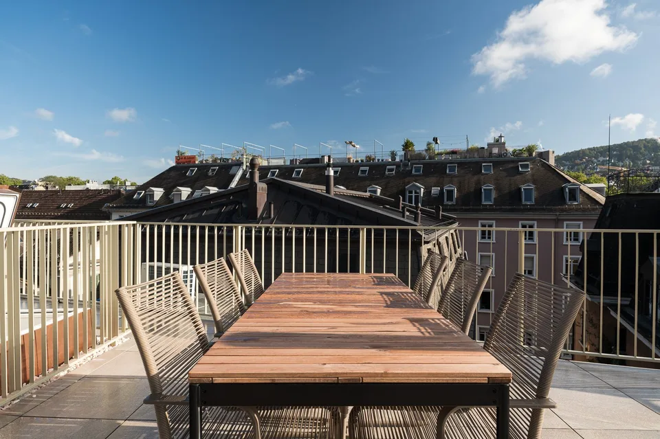 Möbliertes 2.5-Zimmer-Penthouse mit grosser Dachterrasse in Zürich – Foto 10 von 11
