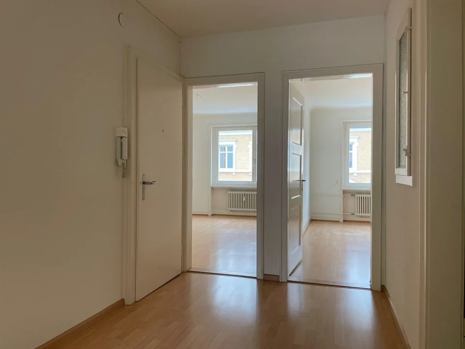 Appartement avec balcon donnant sur la cour intérieure verdoyante au Tellplatz – photo 2 sur 10