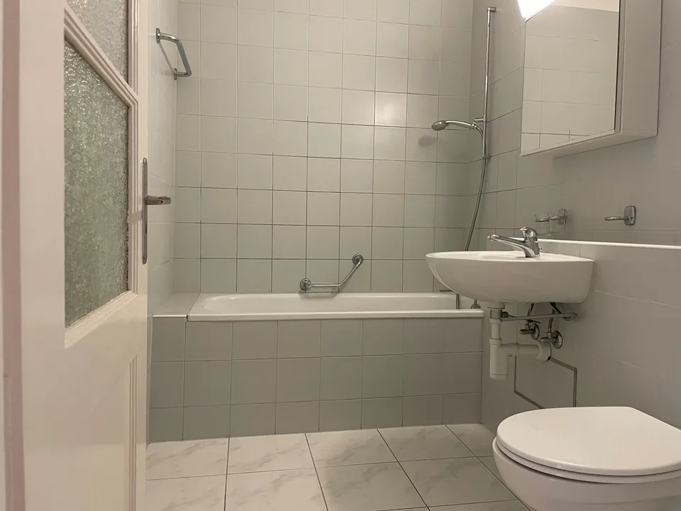 Appartement avec balcon donnant sur la cour intérieure verdoyante au Tellplatz – photo 7 sur 10