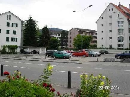 Aussenparkplätze und Tiefgaragenparkplätze an zentraler Lage – Foto 2 von 3