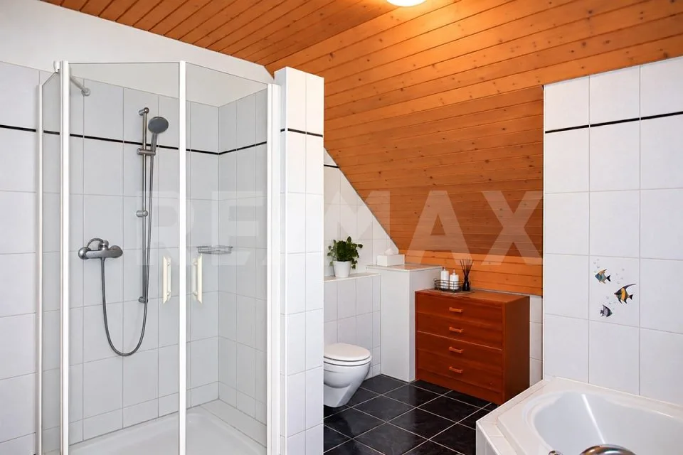 Maison unifamiliale de 5½ pièces avec garage, étable et cave voûtée avec potentiel d'extension – photo 9 sur 13