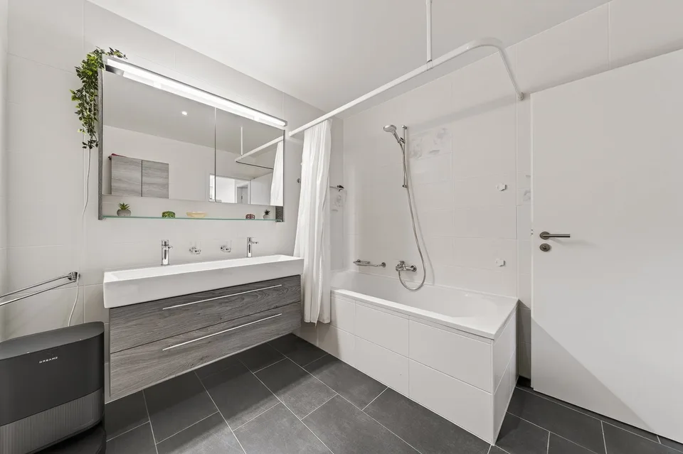 Superbe appartement de 4,5 pièces en duplex avec beau balcon orienté Sud-Ouest – Foto 27 von 34
