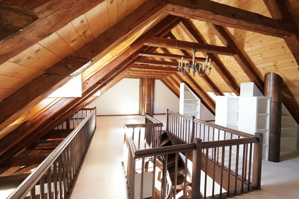 Geräumige 4-Zimmer-Wohnung im letzten Stock eines historischen Gebäudes – Foto 8 von 13