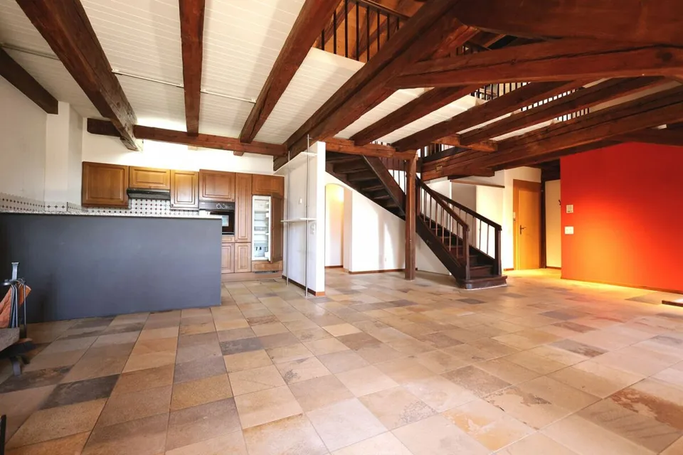 Geräumige 4-Zimmer-Wohnung im letzten Stock eines historischen Gebäudes – Foto 4 von 13