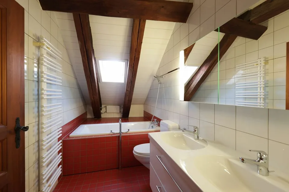Geräumige 4-Zimmer-Wohnung im letzten Stock eines historischen Gebäudes – Foto 12 von 13