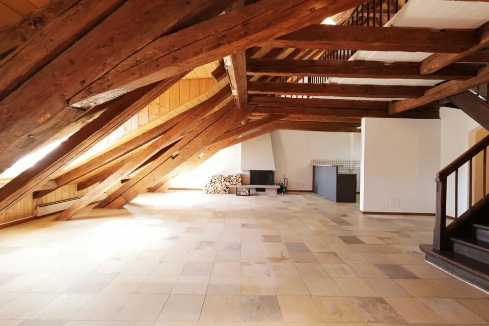 Geräumige 4-Zimmer-Wohnung im letzten Stock eines historischen Gebäudes – Foto 2 von 13