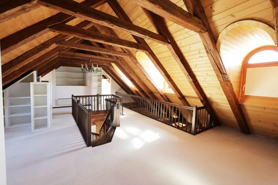Geräumige 4-Zimmer-Wohnung im letzten Stock eines historischen Gebäudes – Foto 6 von 13