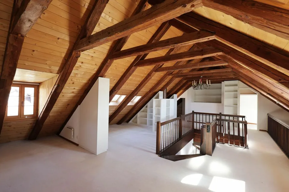 Geräumige 4-Zimmer-Wohnung im letzten Stock eines historischen Gebäudes – Foto 7 von 13