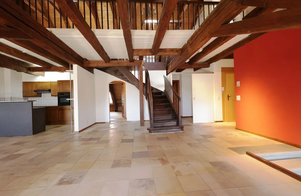 Geräumige 4-Zimmer-Wohnung im letzten Stock eines historischen Gebäudes – Foto 3 von 13