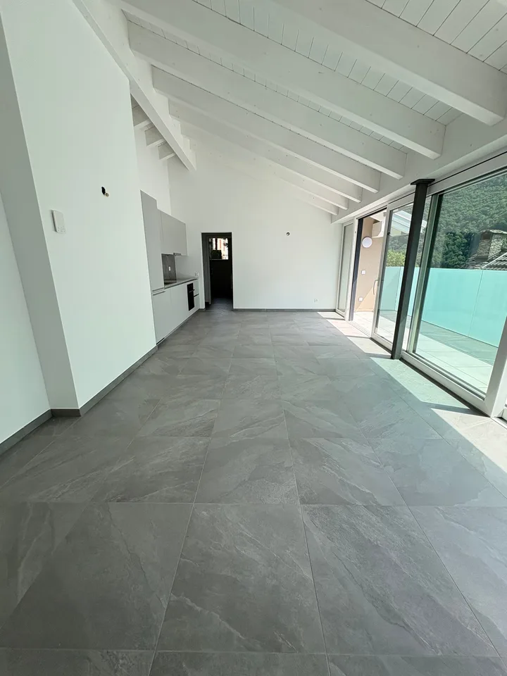 Appartement mansardé moderne de 4,5 pièces à Cama – disponible immédiatement – photo 3 sur 15