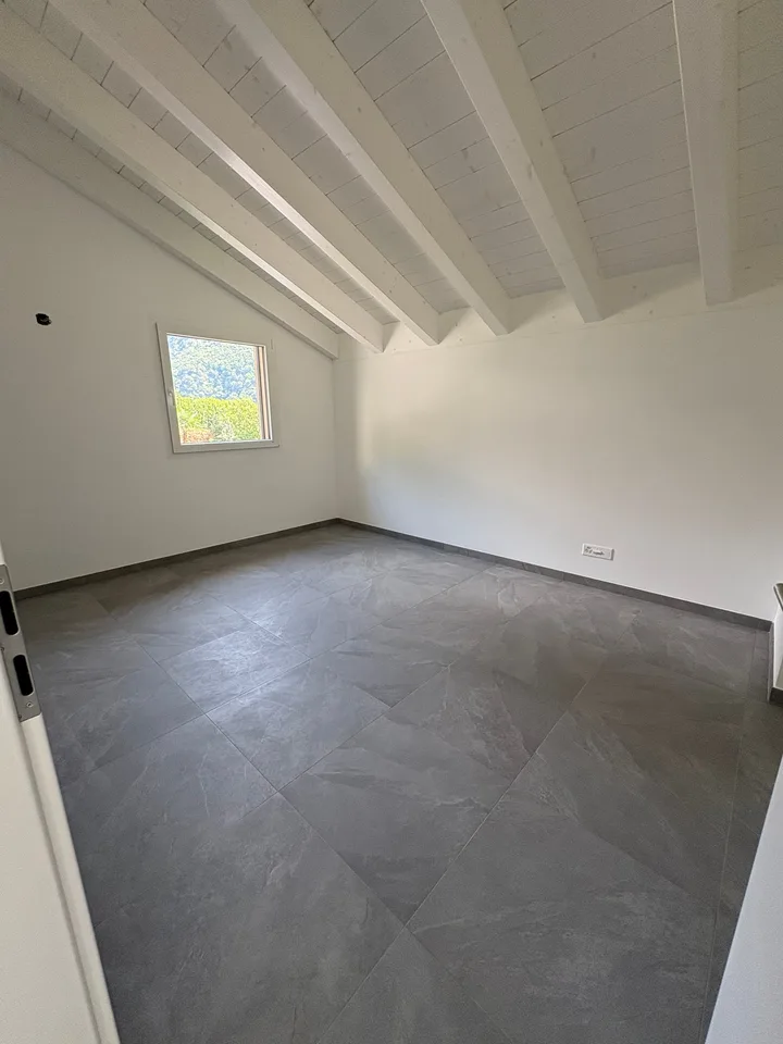 Appartement mansardé moderne de 4,5 pièces à Cama – disponible immédiatement – photo 12 sur 15