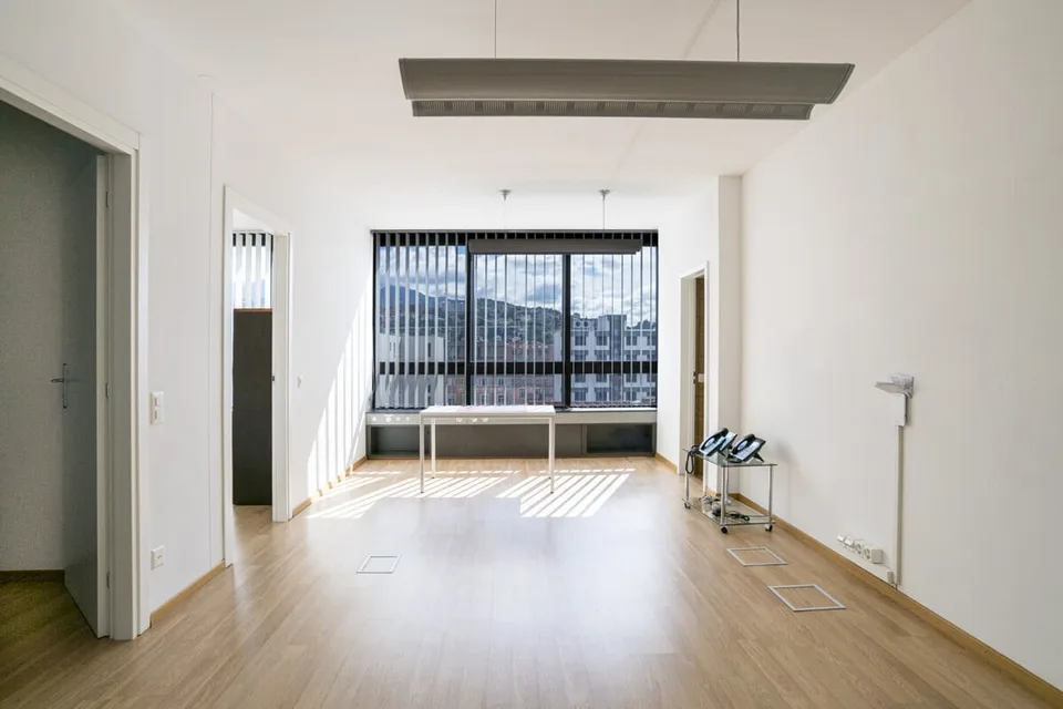 CHIASSO UFFICIO LUMINOSO IN POSIZIONE STRATEGICA – foto 3 di 6
