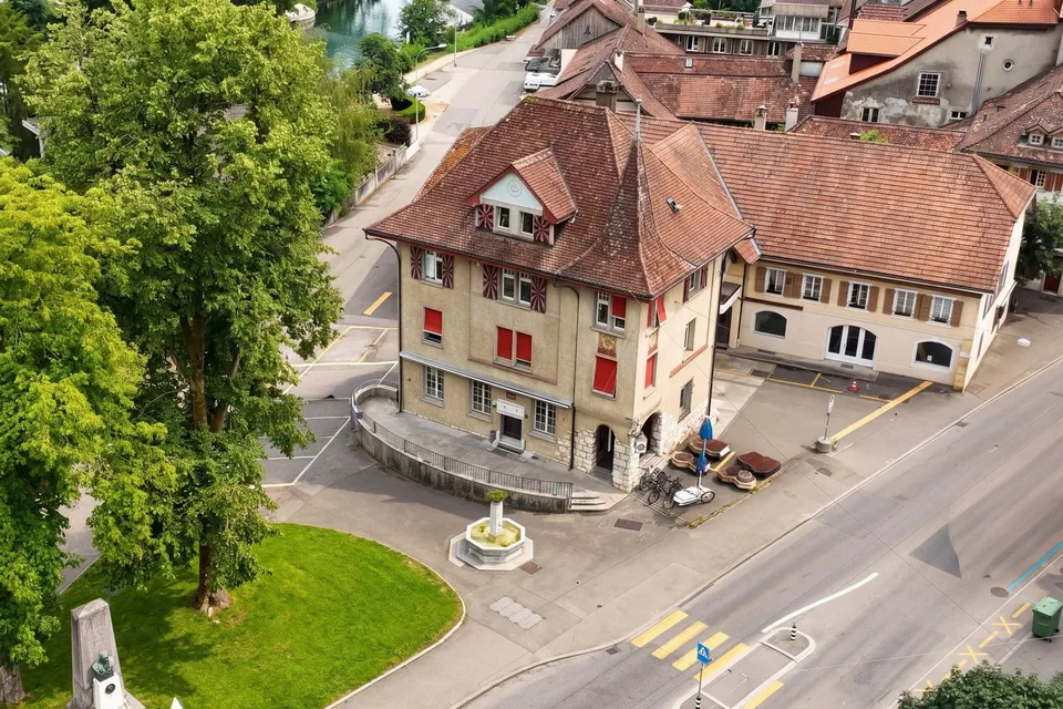 Immeuble d'appartements avec 3 unités et un restaurant au centre de Nidau – photo 3 sur 4