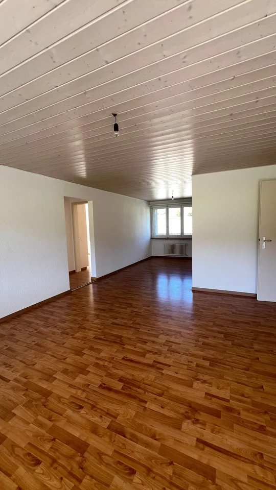 Charmantes 3-Zimmer-Wohnung mit Balkon in Tramelan – Foto 6 von 9