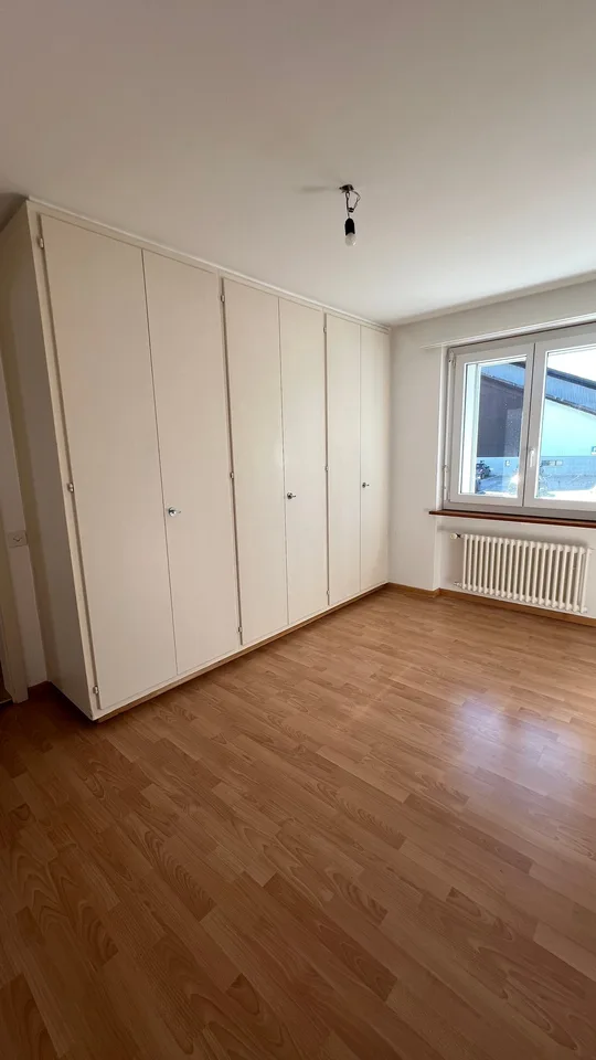 Charmantes 3-Zimmer-Wohnung mit Balkon in Tramelan – Foto 7 von 9