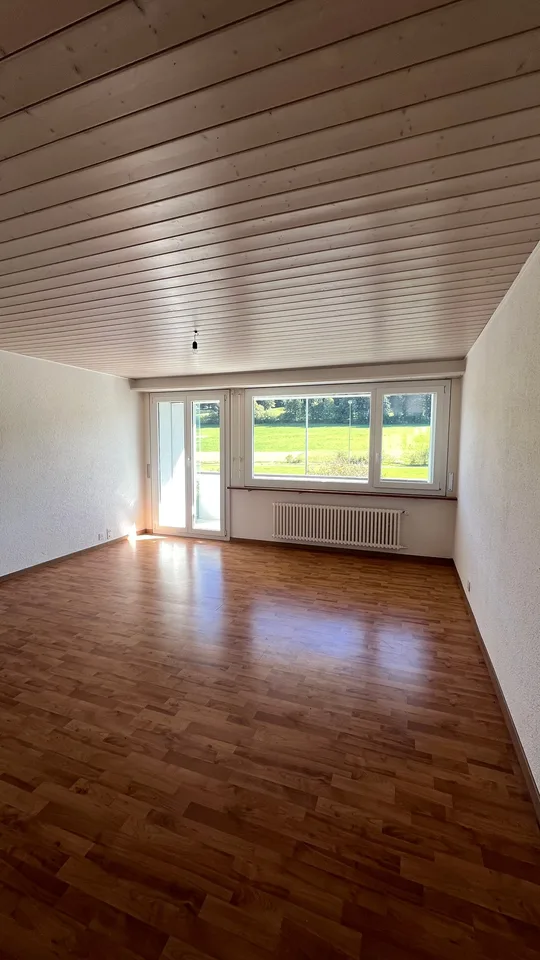 Charmantes 3-Zimmer-Wohnung mit Balkon in Tramelan – Foto 3 von 9