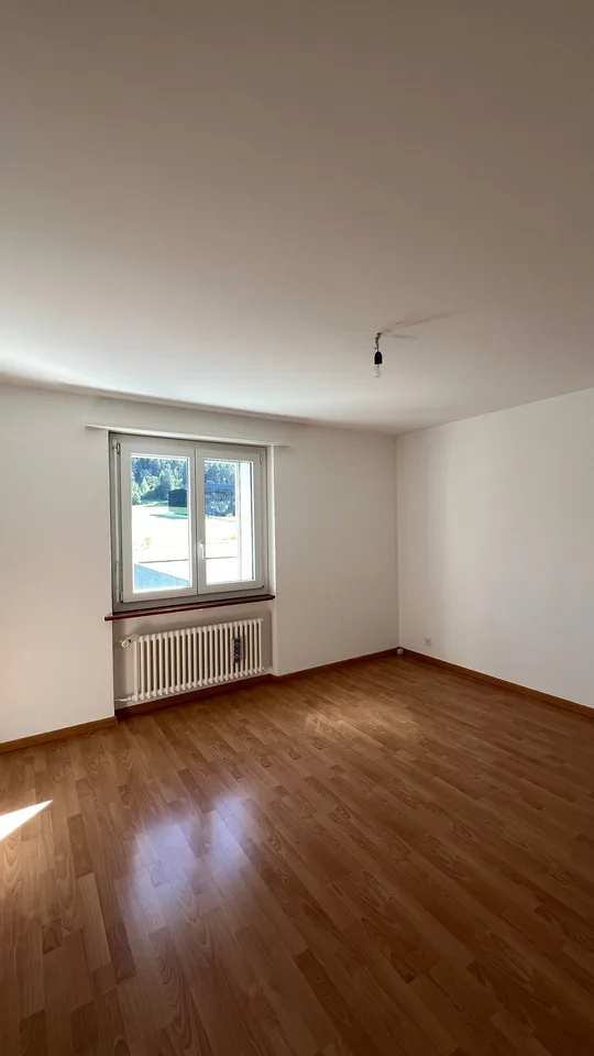 Charmantes 3-Zimmer-Wohnung mit Balkon in Tramelan – Foto 8 von 9