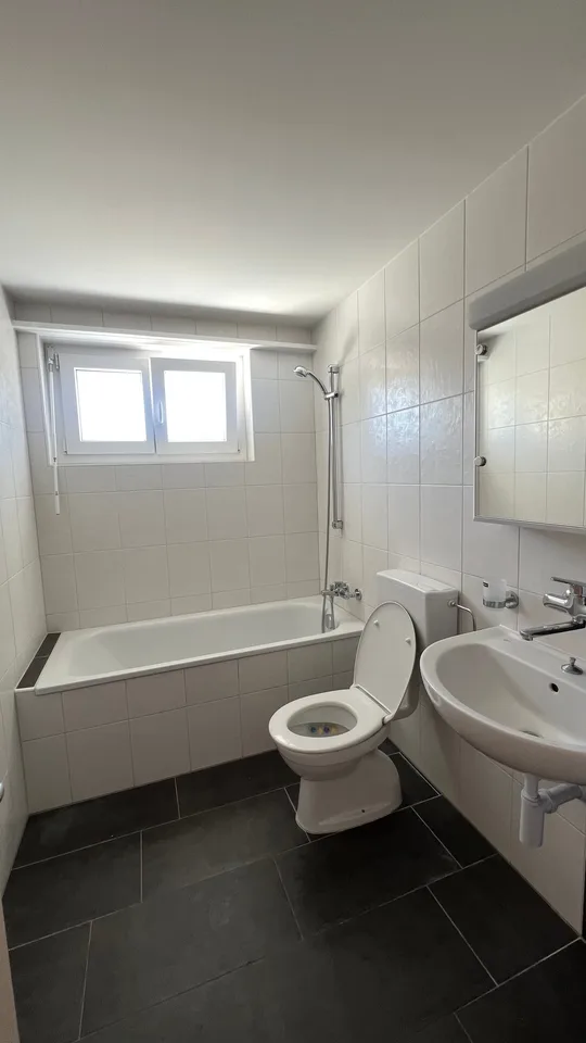 Charmantes 3-Zimmer-Wohnung mit Balkon in Tramelan – Foto 4 von 9
