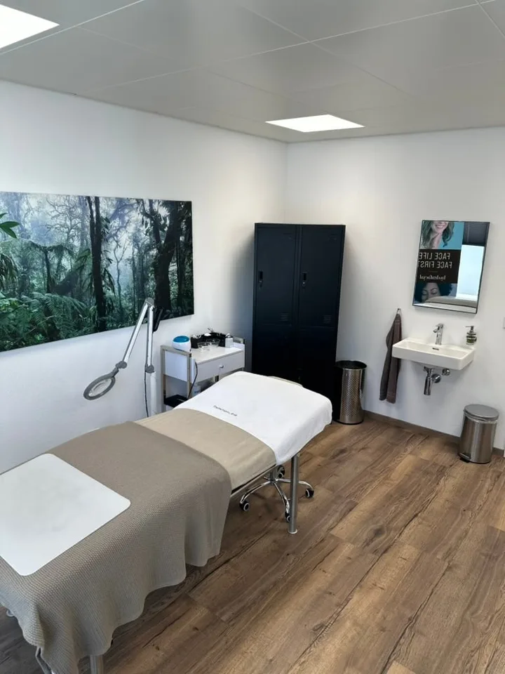 Voll eingerichtetes Behandlungszimmer mit Rundumservice, Bern Bümpliz – Foto 3 von 5