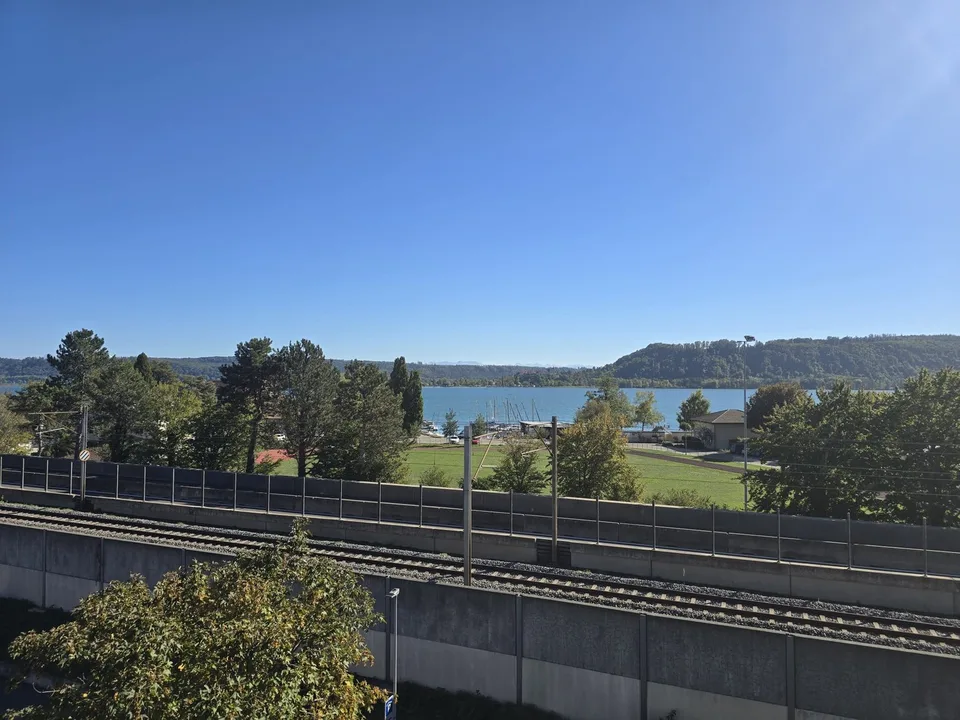 Joli studio en attique à la Neuveville avec belle terrasse – photo 4 sur 7
