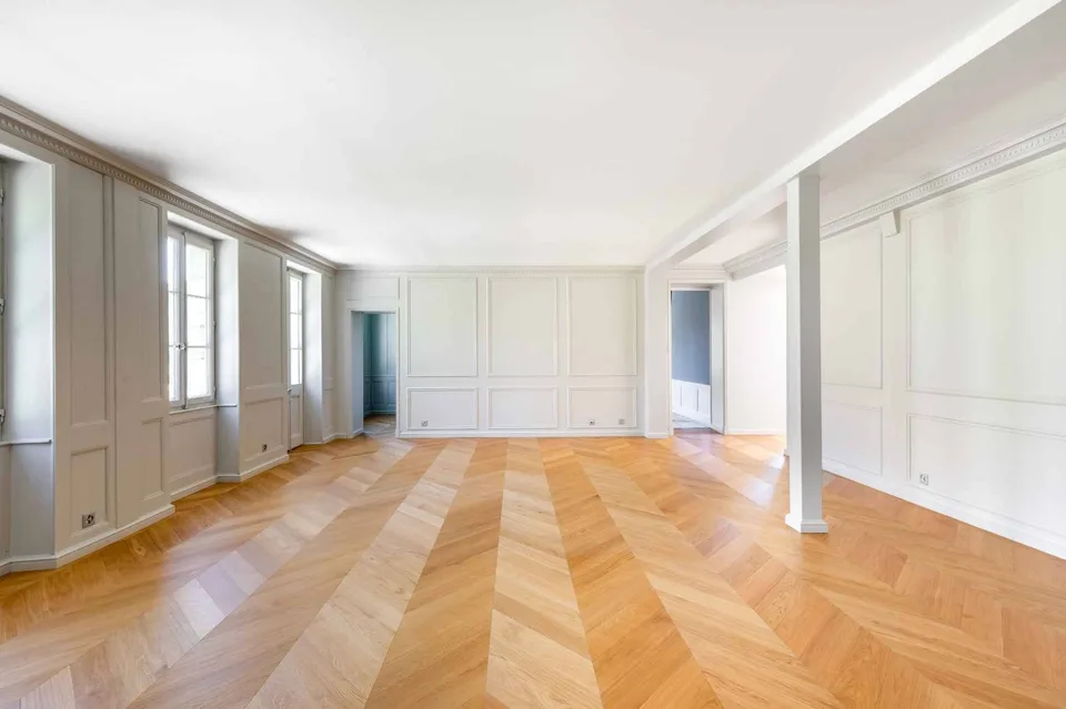 Exklusiv - Eine außergewöhnliche, vollständig renovierte Villa – Foto 3 von 10