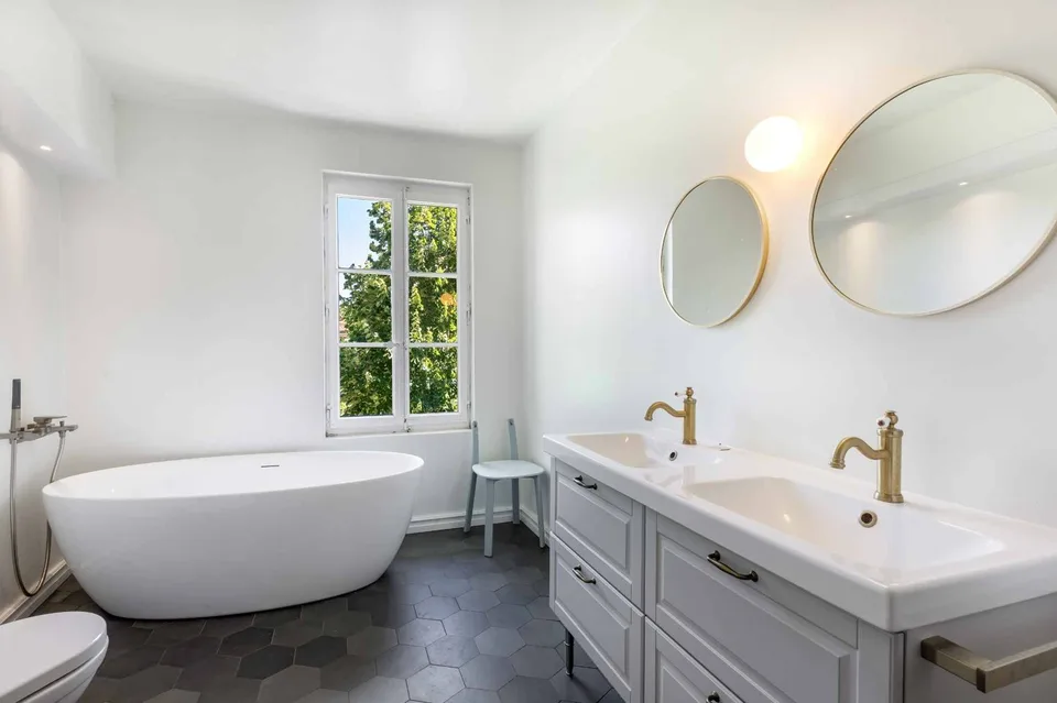Exklusiv - Eine außergewöhnliche, vollständig renovierte Villa – Foto 5 von 10