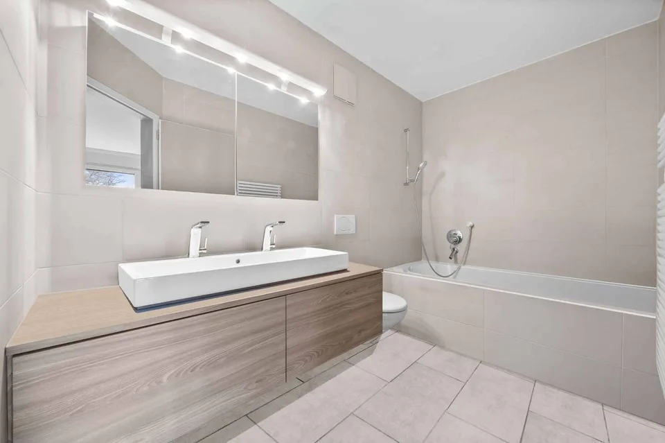 Magnifikes contemporary Duplex mit 4,5 Zimmern, Garten und Balkon – Foto 8 von 10