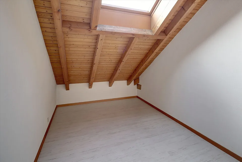 Appartamento mansardato accogliente con caminetto e charme particolare – foto 8 di 11