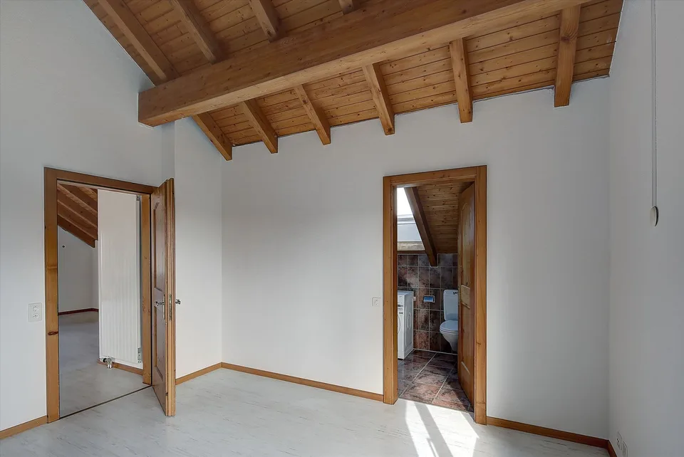 Appartamento mansardato accogliente con caminetto e charme particolare – foto 10 di 11