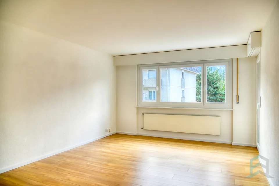 A LOUER Spacieux appartement rénové de 4 ½ pièces avec grand balcon – photo 2 sur 13