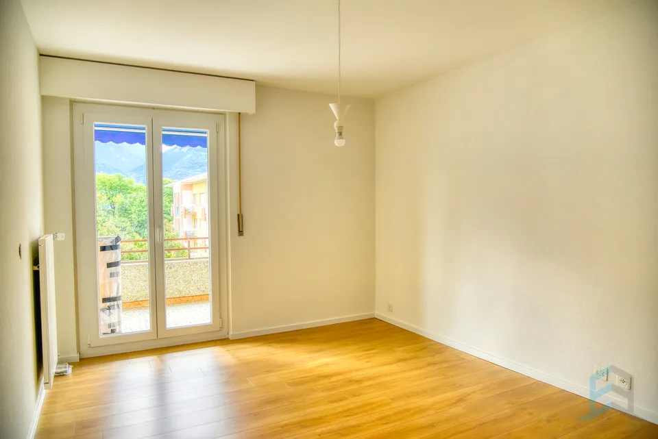 A LOUER Spacieux appartement rénové de 4 ½ pièces avec grand balcon – photo 4 sur 13