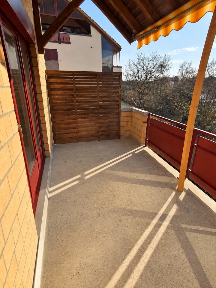 Appartamento luminoso di 4.5 locali con stufa svedese e balcone parzialmente coperto a Sulgen – foto 4 di 8