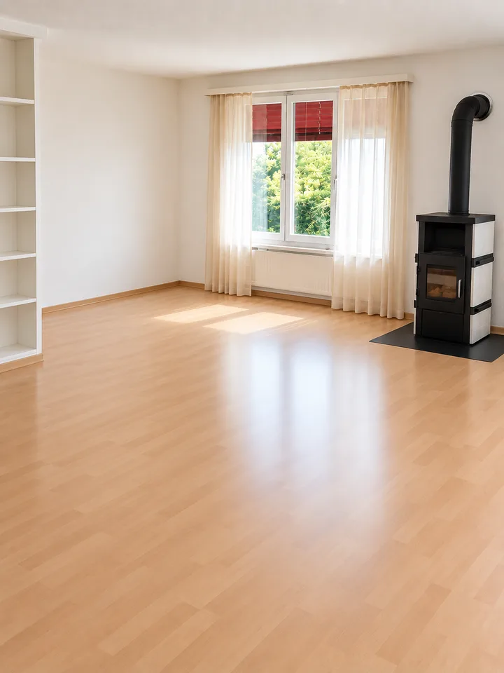 Appartamento luminoso di 4.5 locali con stufa svedese e balcone parzialmente coperto a Sulgen – foto 8 di 8