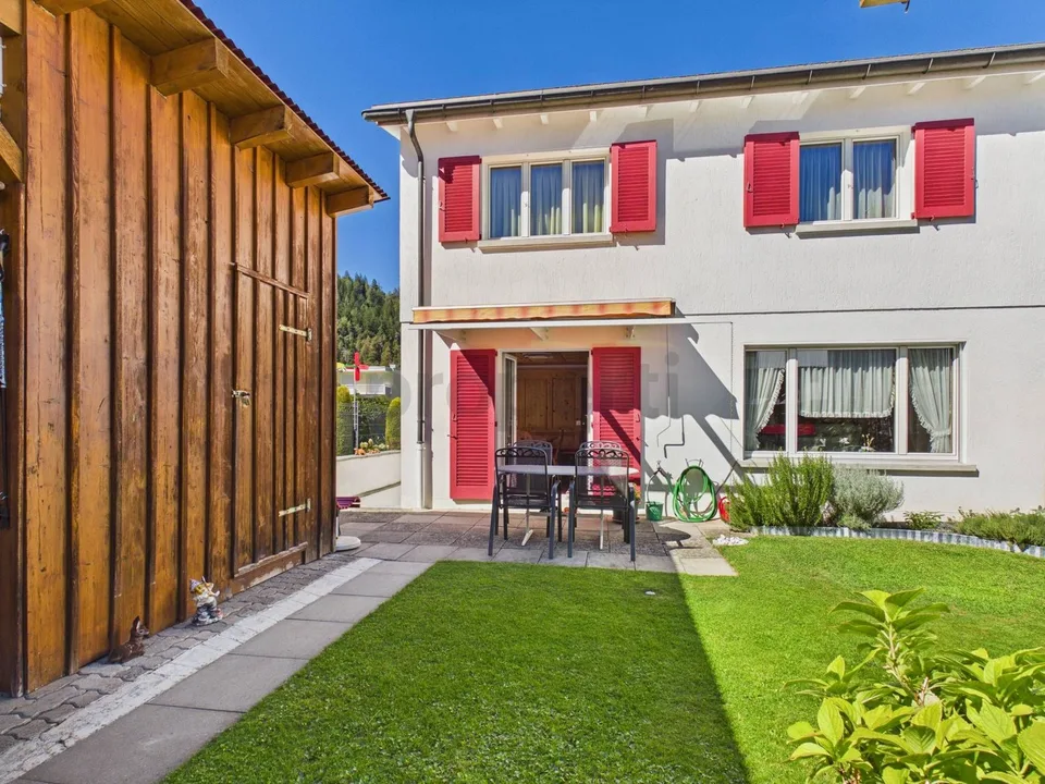 Una casa per stare bene con posto a sedere in giardino, pergola e orto – foto 1 di 27