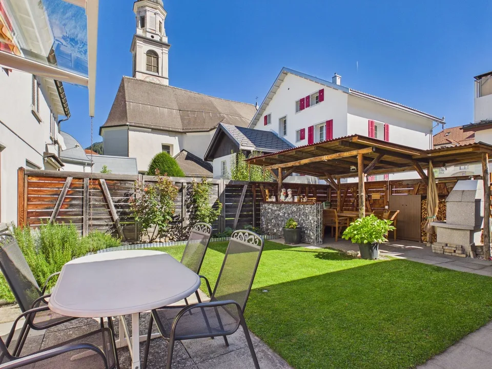 Una casa per stare bene con posto a sedere in giardino, pergola e orto – foto 10 di 27