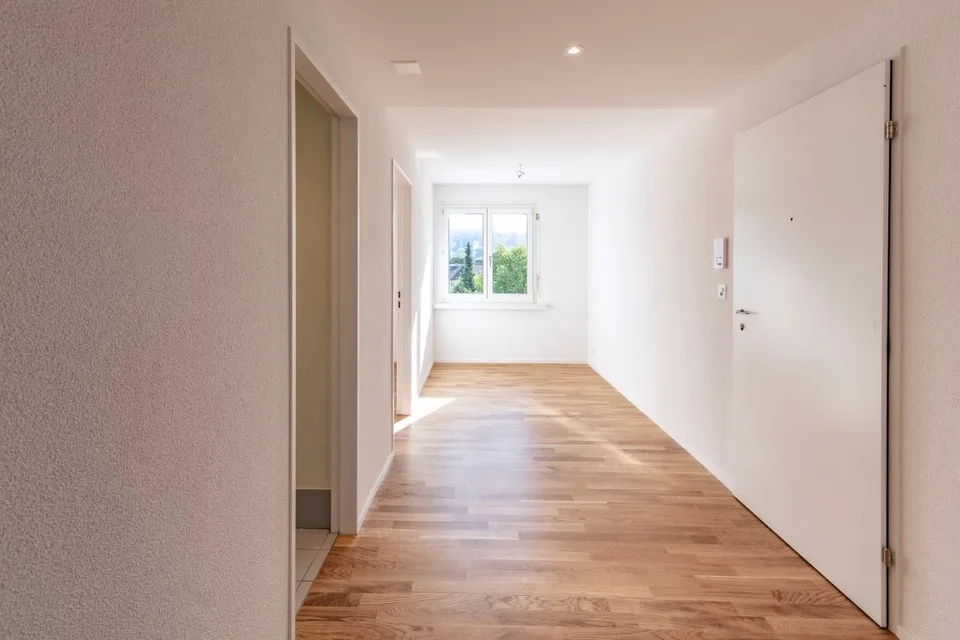 Totalsanierte 2.5-Zimmer-Wohnung mit sonnigem Balkon in Hinwil – Foto 5 von 8