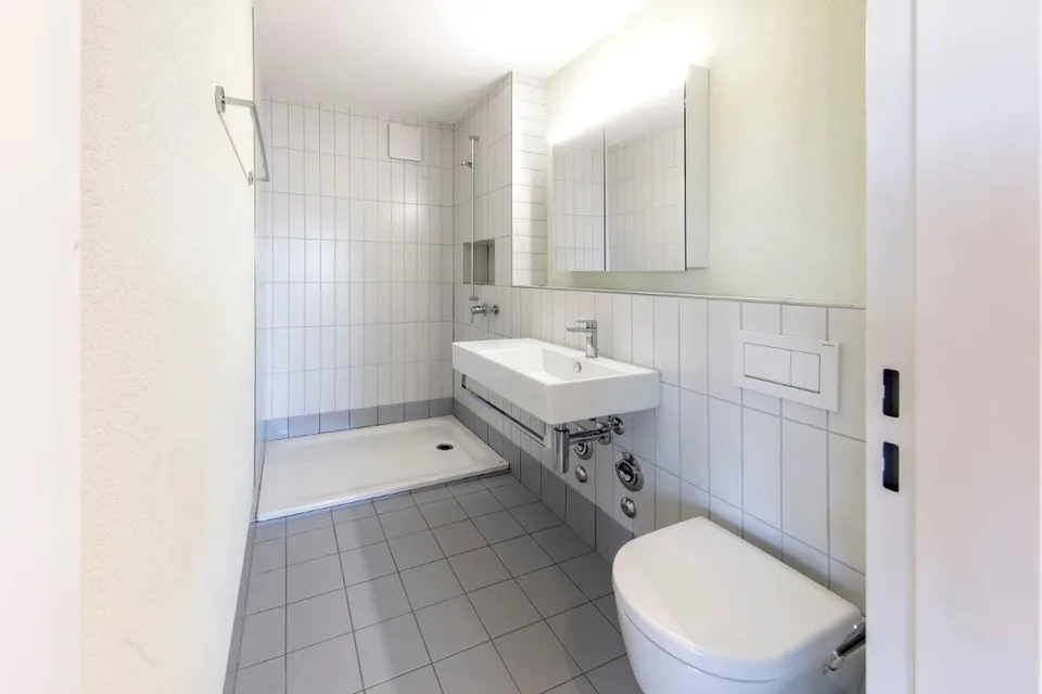 Totalsanierte 2.5-Zimmer-Wohnung mit sonnigem Balkon in Hinwil – Foto 4 von 8