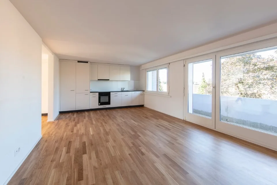 Totalsanierte 2.5-Zimmer-Wohnung mit sonnigem Balkon in Hinwil – Foto 3 von 8