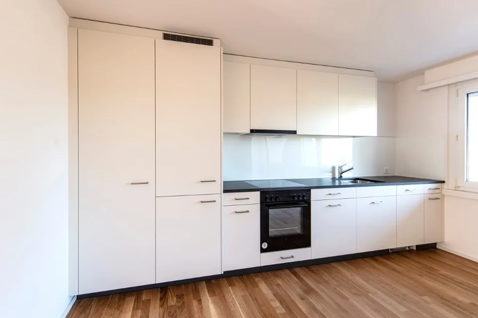 Totalsanierte 2.5-Zimmer-Wohnung mit sonnigem Balkon in Hinwil – Foto 2 von 8