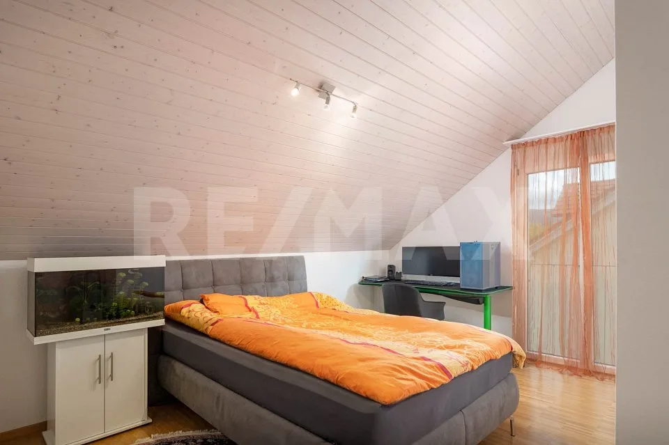 Traumhafte 5.5-Zimmer-Wohnung in Würenlos mit grosszügiger Galerie. – Foto 6 von 13