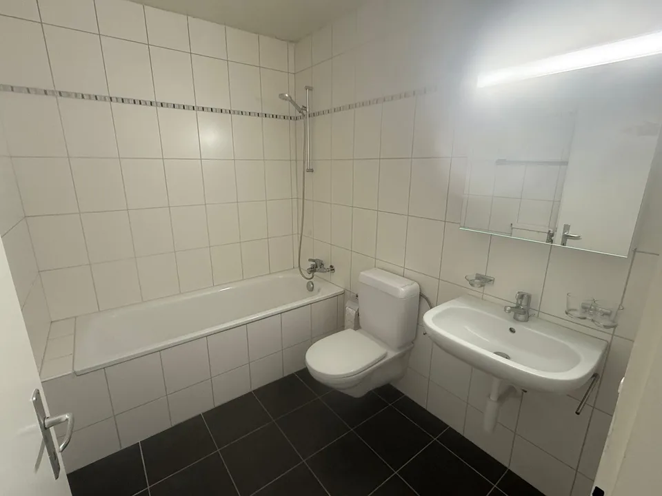Helles 3.5-Zimmer-Wohnung mit Balkon in Colombier – Foto 8 von 9