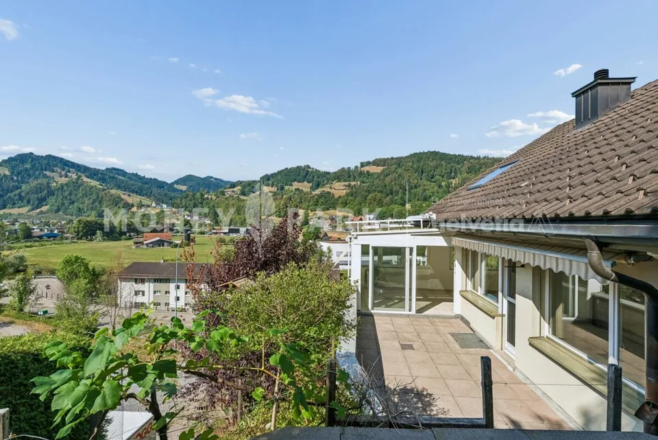 6.5-Zimmer-Einfamilienhaus mit Aussicht und Gestaltungspotenzial – Foto 2 von 9