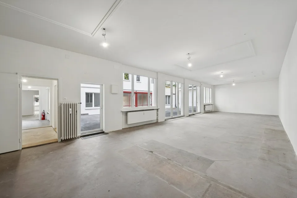 RENOVIERTE FLÄCHE MIT HOFGEBÄUDE – Foto 8 von 11