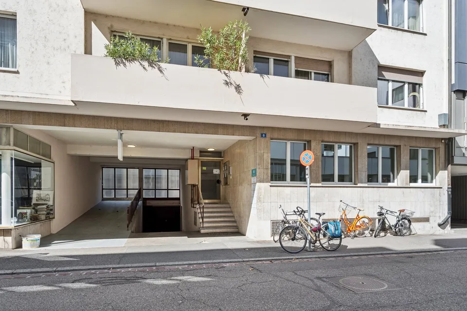 RENOVIERTE FLÄCHE MIT HOFGEBÄUDE – Foto 2 von 11