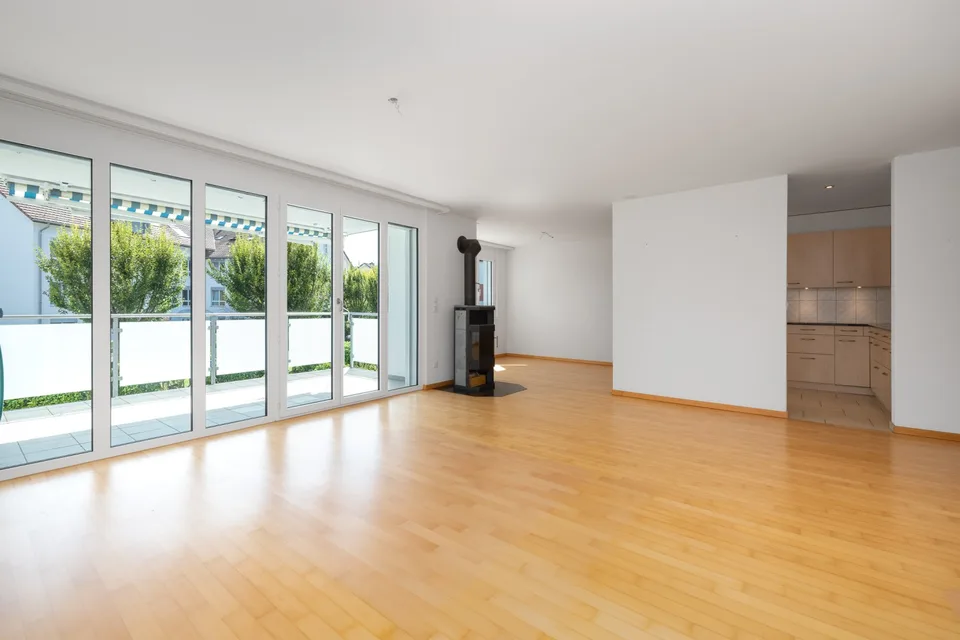 Lichtdurchflutete Wohnung an zentraler Lage – Foto 2 von 12