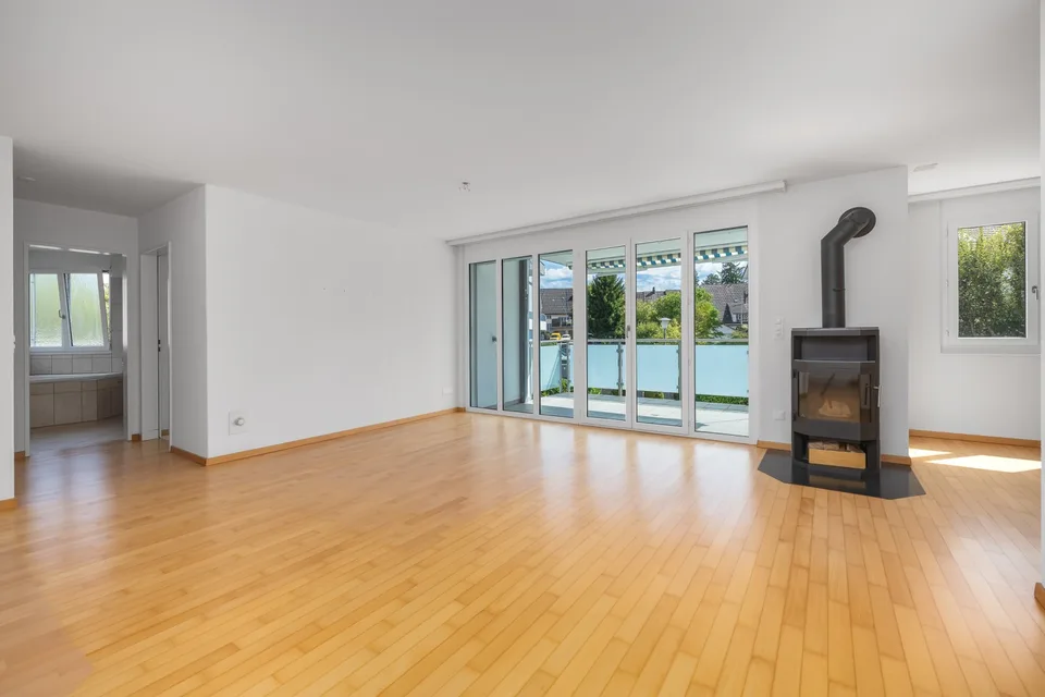Lichtdurchflutete Wohnung an zentraler Lage – Foto 3 von 12