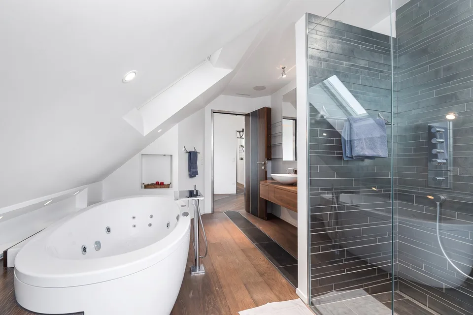Moderne und grosszügige Attika-Wohnung an ruhiger Lage – Foto 9 von 13