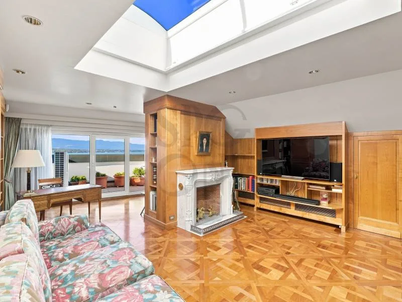 Penthouse duplex affacciato sul lago con terrazza e vista panoramica – foto 9 di 12