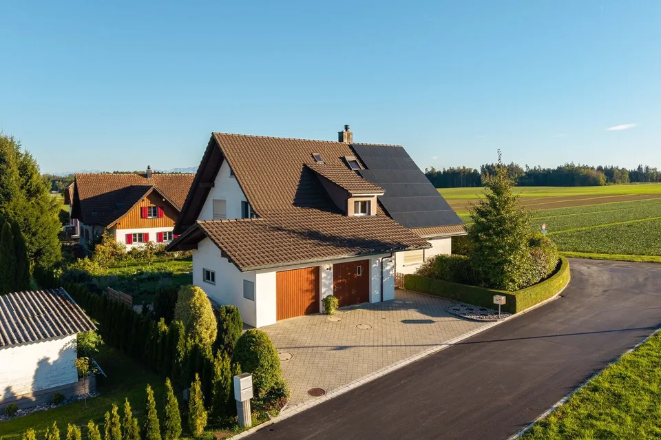 Maison de famille avec une vue lointaine et des possibilités de conception personnelle – photo 2 sur 5