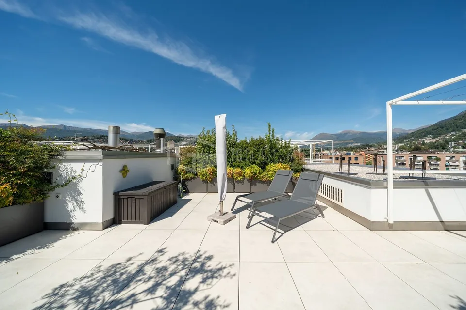 ATTICO DUPLEX CON ROOF E VISTA LAGO – foto 24 di 24